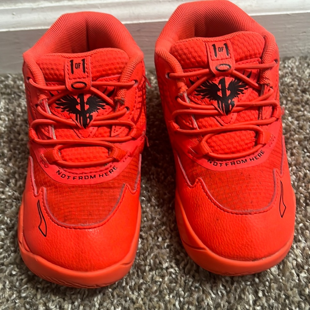 Excellent condition. Only worn a couple times. No flaws